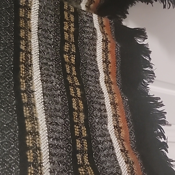 Roots Poncho - Picture 5 of 10